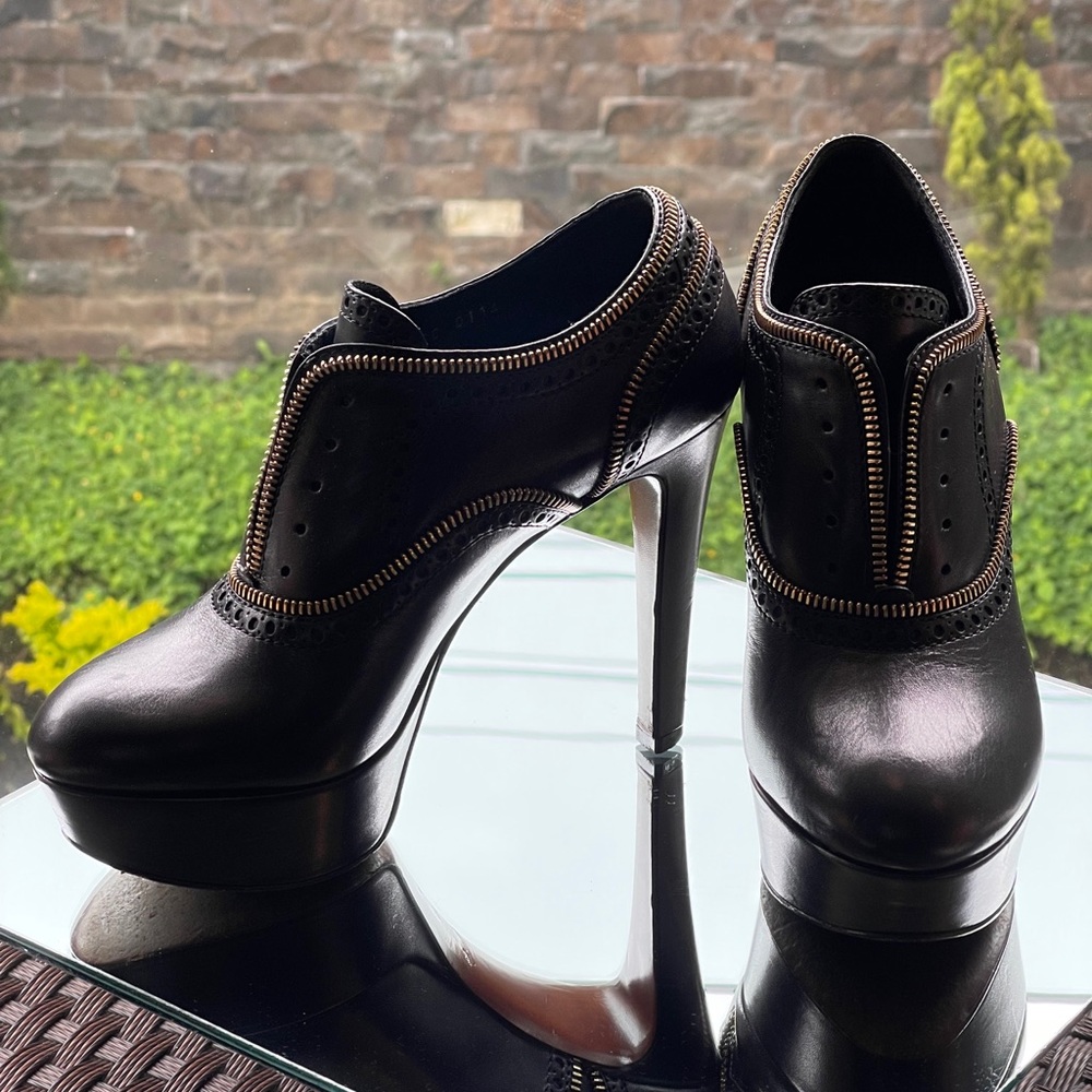 LOUIS VUITTON BLACK LEATHER BOOTIES SIZE 38